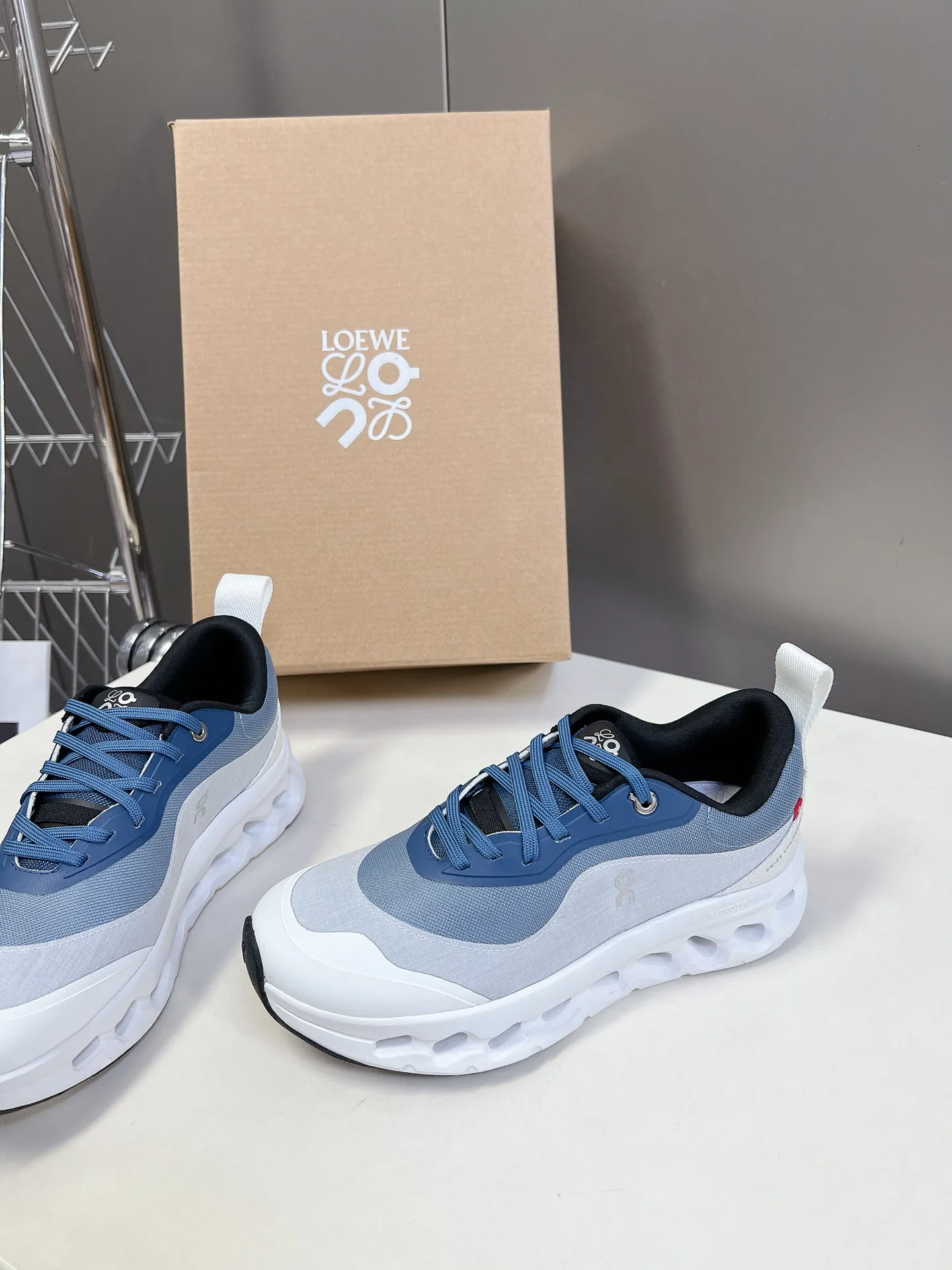 👟👟Ex-factory price 640👟👟 Loewe x on cioudtilt2.0 running shoes‼ ️Couple model Loewe Made from recycled polyester and mesh, it features an exclusive rubber sole with Loewe's classic logo printed on the side and full-coverage seam details. This cooperation combines ON's professional technology with Loewe's exquisite craftsmanship, and uses it in the production and design, specially designed for urban life and outdoor sports. Code number: 35-40, male 39-44